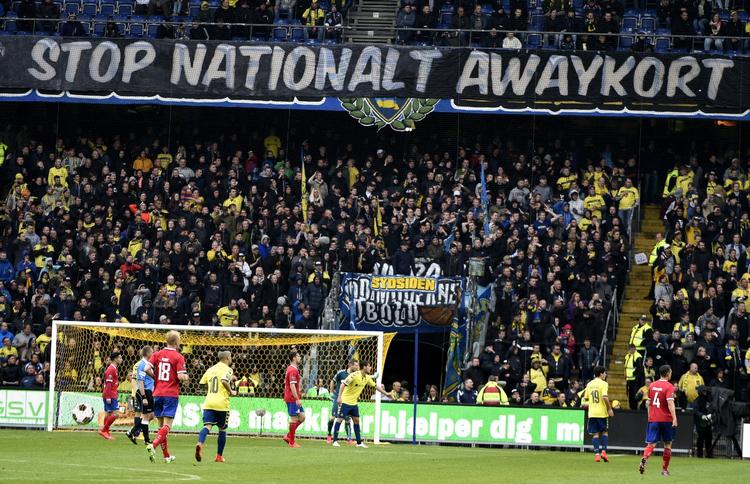 Protest. Fanklubberne bryder sig ikke om awaykortet. I søndags var der igen protester på bl.a. Brøndby Stadion. 