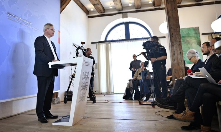 Gransker. Peter Taksøe-Jensen fremlægger sin rapport ved et pressemøde. DI mener, at den rummer gode takter. 