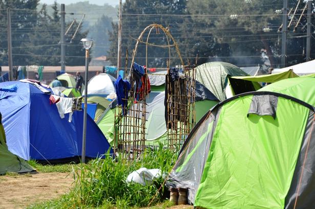 Telte. Små iglotelte og et tæppe på jorden er hjem for 12.000 flygtninge i Idomeni-lejren. Lejre med iglotelte forbindes i Danmark med festival og god musik, men har fået ny symbolik under flygtningekrisen. 