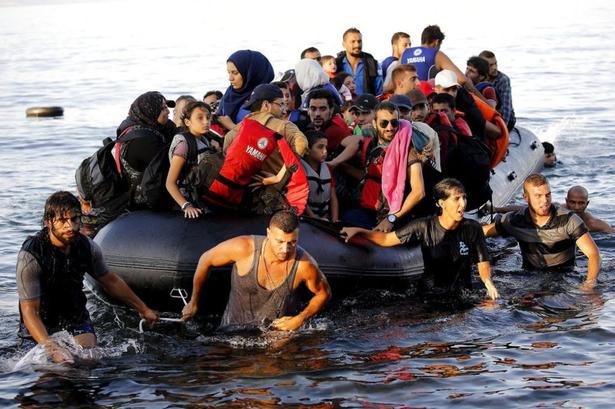 Redningsbåden. Frivillige som Salam Aldeen har hjulpet flygtninge i land, samt givet første hjælp på stranden. Salam Aldeen har foræret museet redningsbåden. Den er ved at blive konserveret af Nationalmuseets ekspert i gummi og plastik. 