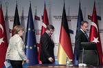 Kontroversielt. Den tyske kansler, Angela Merkel, under et møde med Tyrkiets regeringsleder, Ahmet Davutoglu, i forrige uge. Til højre ses EU-præsident Donald Tusk. 
