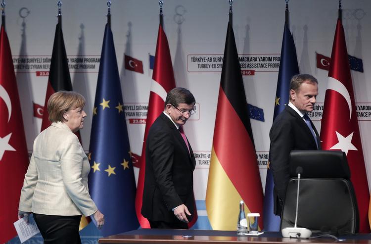 Kontroversielt. Den tyske kansler, Angela Merkel, under et møde med Tyrkiets regeringsleder, Ahmet Davutoglu, i forrige uge. Til højre ses EU-præsident Donald Tusk. 