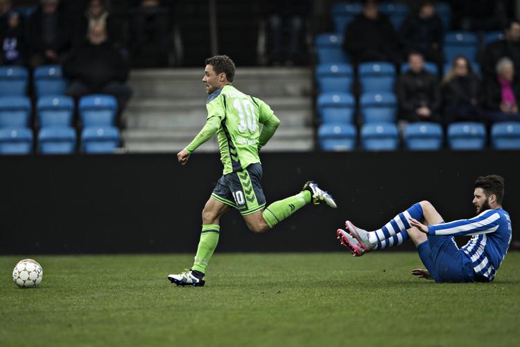 0-2. I flyvende fart løber Rasmus Festersen fra en tacklende Daniel Stenderup. 