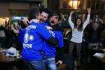 FØLELSESLADET. Store følelser blev sluppet løs, da mesterskabet var i hus. Her jubler Leicester-tilhængere i Hogarts Pub i den midtengelske by. 