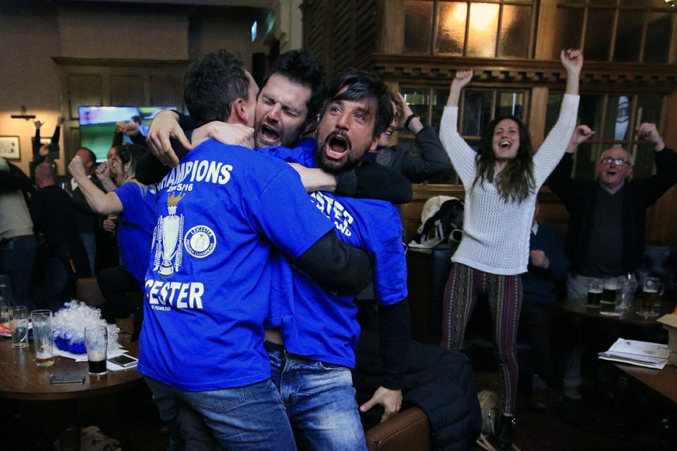 FØLELSESLADET. Store følelser blev sluppet løs, da mesterskabet var i hus. Her jubler Leicester-tilhængere i Hogarts Pub i den midtengelske by. 