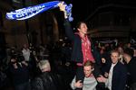 TRIUMF. Balstyriske briter gik på gaden i Leicester efter det undertippede holds uventede engelske mesterskab. Selv om der endnu mangler to kampe, kan Leicester ikke længere nås af den nærmeste efterfølger, Tottenham Hotspurs. 