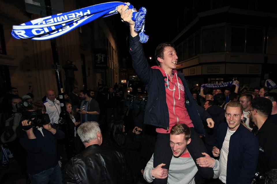 TRIUMF. Balstyriske briter gik på gaden i Leicester efter det undertippede holds uventede engelske mesterskab. Selv om der endnu mangler to kampe, kan Leicester ikke længere nås af den nærmeste efterfølger, Tottenham Hotspurs. 