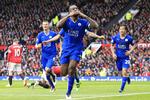 FUNDAMENTET. Leicester vandt mesterskabet i aftes uden selv at spille. I holdets seneste kamp i søndags hentede topholdet et vigtigt point på udebane mod giganterne fra Manchester United. Her har Wes Morgan netop scoret for Leicester og dermed banet vejen mod toppen af sejrspodiet. 