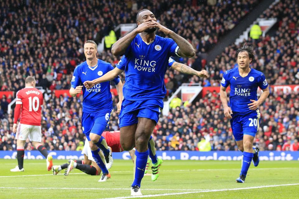FUNDAMENTET. Leicester vandt mesterskabet i aftes uden selv at spille. I holdets seneste kamp i søndags hentede topholdet et vigtigt point på udebane mod giganterne fra Manchester United. Her har Wes Morgan netop scoret for Leicester og dermed banet vejen mod toppen af sejrspodiet. 