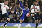 HELTEN. Chelsea spillede mesterskabet i hænderne på Leicester, da londonholdet fik uafgjort med lokalrivalerne Tottenham Hotspurs. Det afgørende mål til 2-2 blev scoret af Eden Hazard (i midten), og mon ikke han nu får heltestatus i Leicester. 