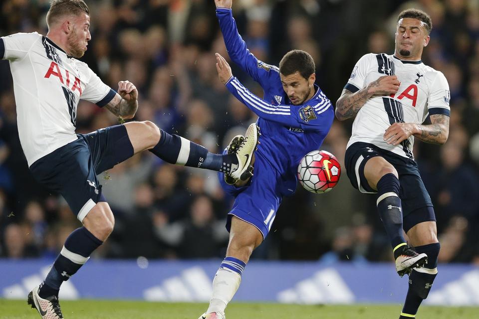 HELTEN. Chelsea spillede mesterskabet i hænderne på Leicester, da londonholdet fik uafgjort med lokalrivalerne Tottenham Hotspurs. Det afgørende mål til 2-2 blev scoret af Eden Hazard (i midten), og mon ikke han nu får heltestatus i Leicester. 
