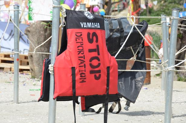 Redningsvesten. Redningsveste er blevet symbol på syriske flygtninges flugt over Ægæerhavet til Europa. Nogle er druknet undervejs, fordi vestene i nogle tilfælde er livsfarlige kopier, der tynger flygtningene ned i vandet i stedet for at holde dem oppe. 