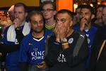 AFGØRELSEN. Leicester-fans følger kampen mellem Chelsea og Tottenham i Premier League i aftes. Udfaldet var afgørende for, om deres hold - Leicester City - ville vinde det engelske mesterskab. 