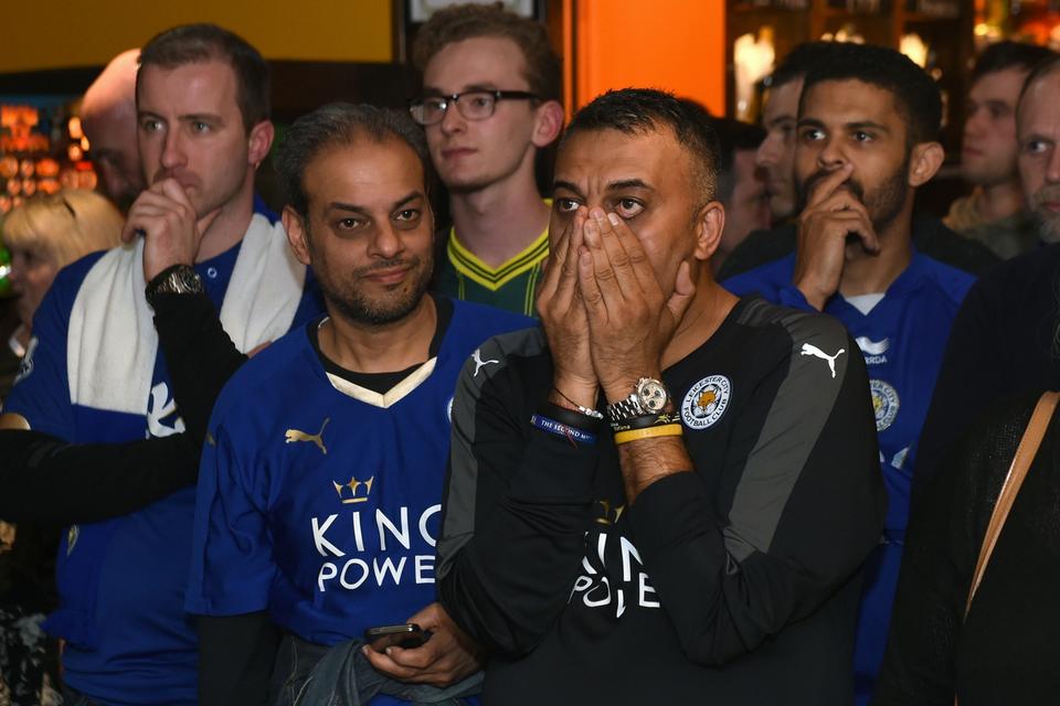 AFGØRELSEN. Leicester-fans følger kampen mellem Chelsea og Tottenham i Premier League i aftes. Udfaldet var afgørende for, om deres hold - Leicester City - ville vinde det engelske mesterskab. 