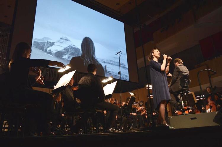 Naturkraft. Den eksperimenterende folkesanger Anna Katrin Egilstrøð som den legendariske færing Beinta foran Aahus Symfoniorkester. 