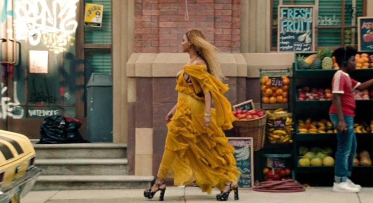 Hævngerrig. En forsmået, men smilende Beyoncé går amok med et baseballbat i videoen til 'Hold Up'.