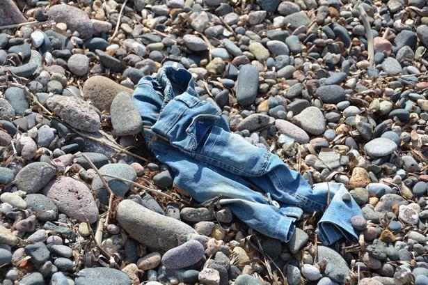 Cowboybukser. De små cowboybukser vidner sammen med andet tøj og redningsveste om mange dramatiske måneder, hvor hundrede af flygtninge hver nat krydsede havet ved de græske øer. Det er begrundelsen for, hvorfor de er indsamlet og nu er på Nationalmuseet. 