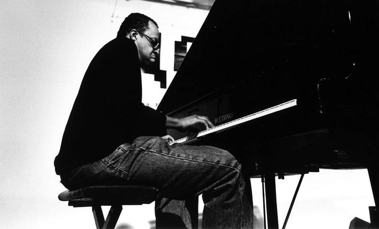 Fingeraftryk. Den amerikanske pianist Matthew Shipp forkaster ikke traditionen, men bygger på den for at forandre den. Pr-foto 