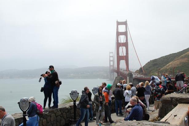 HIT.  Golden Gate-broen ved San Francisco i USA har dannet baggrund på utallige selfies. Trængslen betyder, at det i perioder er nødvendigt at lukke parkeringspladserne. 