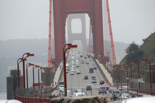 TRÆNGSEL. Broen er stærkt trafikeret. Også af bilister, der ikke kommer for at nyde udsigten. 