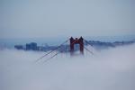 SKJULT. Selv i tæt tåge er Golden Gate en stor visuel oplevelse. Dette billede er taget fra bakkerne vest for broen. Tågen ligger over vandet, ikke over land. 