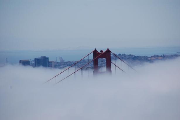 SKJULT. Selv i tæt tåge er Golden Gate en stor visuel oplevelse. Dette billede er taget fra bakkerne vest for broen. Tågen ligger over vandet, ikke over land. 