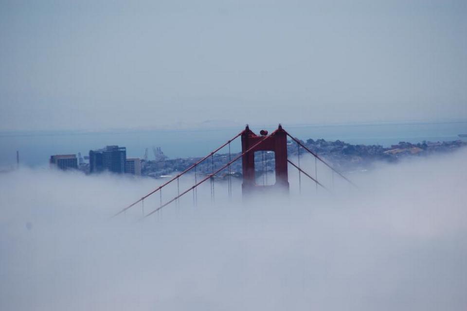 SKJULT. Selv i tæt tåge er Golden Gate en stor visuel oplevelse. Dette billede er taget fra bakkerne vest for broen. Tågen ligger over vandet, ikke over land. 
