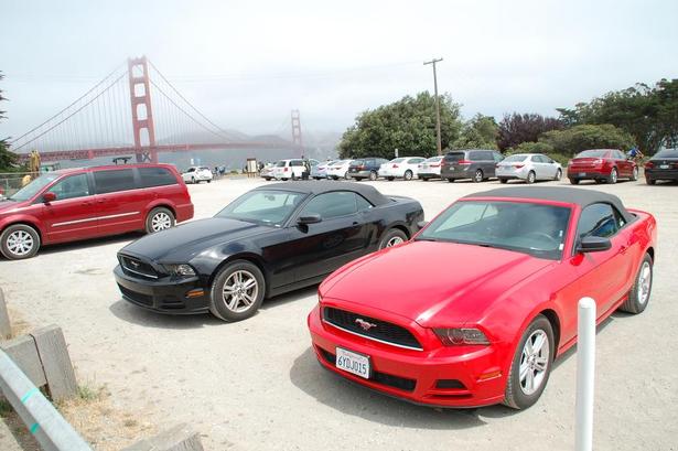 P-HELD. Her har et par turister været heldige at finde plads til deres lejede Ford Mustangs tæt på broen 