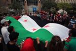 Protester. Demonstranter holder et gigantisk flag under en protest foran FN-hovedkvarteret i Beirut, Libanon. 