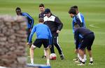HYGGE. Leicester-manager Claudio Ranieri dribler uden om sine spillere til tirsdagens træning, da mesterskabet skabte den helt rigtige stemning i det midtengelske. 