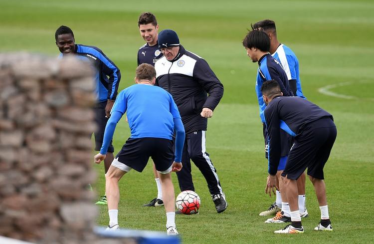 HYGGE. Leicester-manager Claudio Ranieri dribler uden om sine spillere til tirsdagens træning, da mesterskabet skabte den helt rigtige stemning i det midtengelske. 