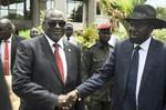 Fredsaftale. Vicepræsident Riek Machar (tv) trykker hånd med sin ærkerival, Sydsudans præsident Salva Kiir. 