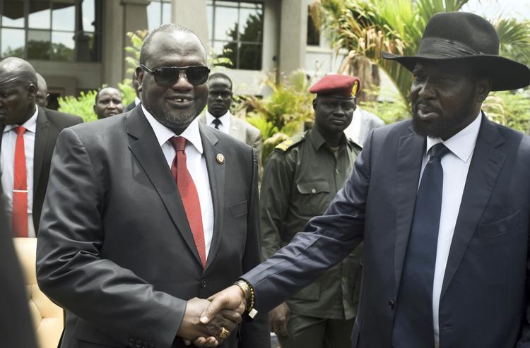 Fredsaftale. Vicepræsident Riek Machar (tv) trykker hånd med sin ærkerival, Sydsudans præsident Salva Kiir. 