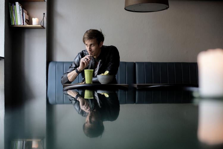 LYKKE. Intet alkohol, nul kød = intet savn, men økologisk, vegansk kost i æstetiske rammer som på Hafnia Bar i København K kan gøre Søren Bregendal nærmest lykkelig. 