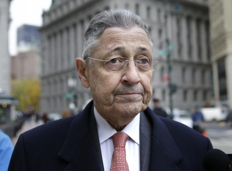 Fældet. Sheldon Silver på vej til retten tilbage i november. I dag fik han så sin straf. 