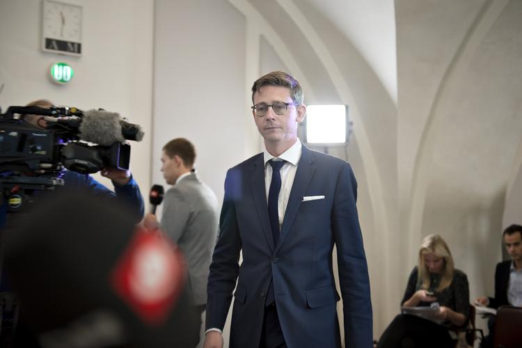 Skandale. Skatteminister Karsten Lauritzen bliver af  FTF, Djøf, og HK opfordret til at efterkomme de hjemsendte skattechefers ønske, om fuld åbenhed ved de tjenstlige forhør. 