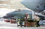 Favoritten. Det amerikanske kampfly F-35 er favorit til at afløse F-16 i det danske flyvevåben. Billedet er fra producentens testcenter i USA. 