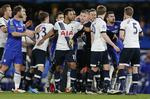 Overarbejde. Dommer Mark Clattenburg havde rigeligt at se til på Stamford Bridge i aftes. 