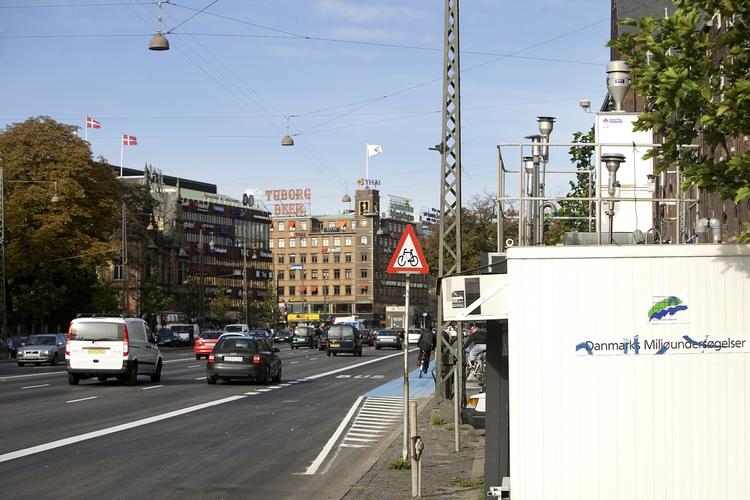 LUFTFORURENING. Luftmåleren på H. C. Andersens Boulevard i København står ifølge Miljøstyrelsen for tæt på vejbanen, og målingerne giver dermed ikke et retvisende billede af niveauet af forurening. Københavns Kommune nægter at flytte måleren. 