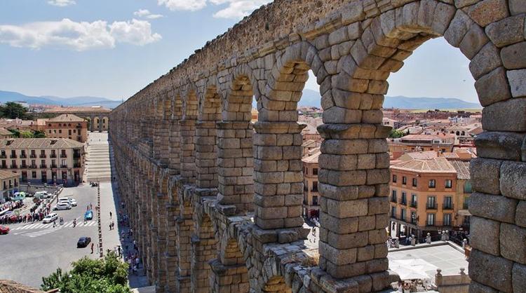 SPANIEN. Den 894 m lange akvadukt i Segovia. Læserfoto: Lis Nordestgaard 
