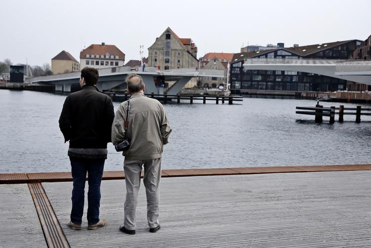 VENTETID. Borgere kigger på det københavnske byggeri, der har vist sig at blive voldsomt forsinket. 