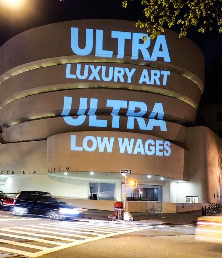 Kritik. Demonstranter har projiceret store slagord op på facaden af det berømte Guggenheim-museum i New York i protest mod deres byggeri i Abu Dhabi. 