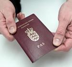 Følsomt. De oplysninger, man har stående i sit pas, kan bruges af kriminelle til fx identitetstyveri. Derfor ville dansk rejsende ikke sende pasoplysningerne i en almindelig mail til rejsebureau. 