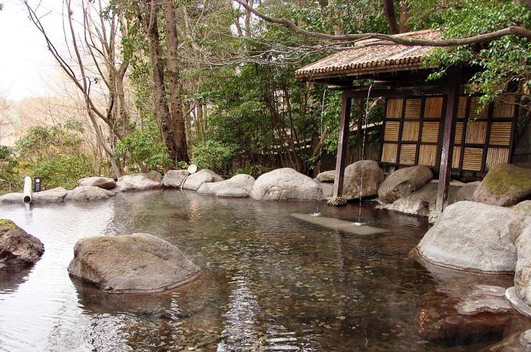 Godmorgen. Der er næppe bedre måder at vågne på end at dyppe sig i 42 grader varmt vand, mens solen står op over vulkanlandskabet. 