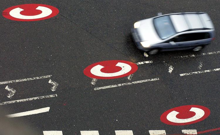 KØRSELSAFGIFTER. De store C'er på vejbanen advarer bilisterne om, at de nu kører ind i et område med trængselsafgifter, congestion charge, i London. 