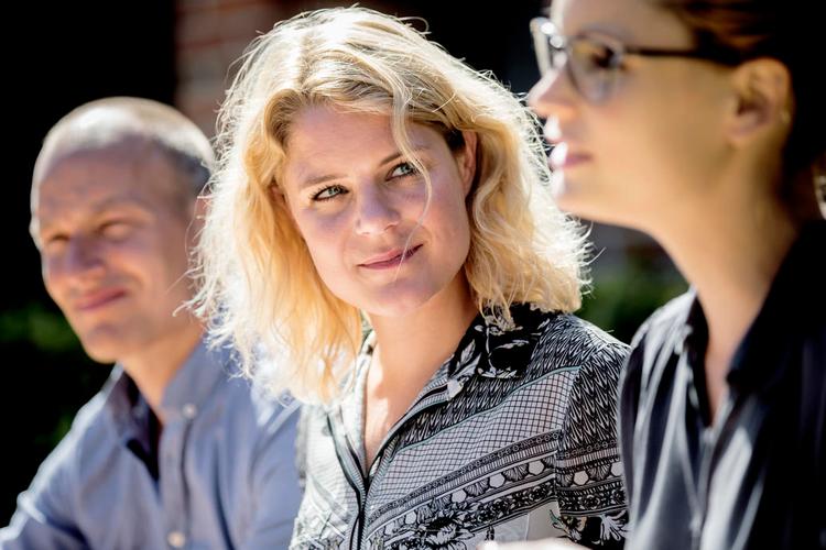 STAFET: Enhedslistens Johanne Schmidt-Nielsen kigger på Pernille Skipper, der i dag overtager hendes post som politisk ordfører. I baggrunden finansordfører Pelle Dragsted. 