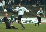 1999. Gunnar Lind (i midten) i nærkamp med sin tidligere klubkammerat i AGF, Thomas Thorninger, i en kamp mod FC København for 17 år siden. 