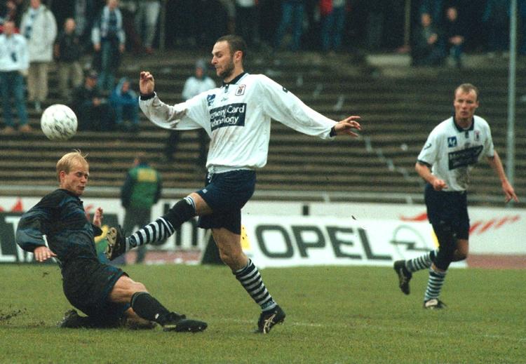 1999. Gunnar Lind (i midten) i nærkamp med sin tidligere klubkammerat i AGF, Thomas Thorninger, i en kamp mod FC København for 17 år siden. 