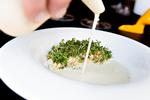 fremragende. Den luftigt cremede jordskokkesuppe og nyretapperne, der er badet i røde nuancer, er blandt højdepunkterne på Restaurant Tabu i Aalborg. Foto: Cathrine Ertmann 