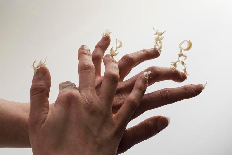 nEGLEKUNST. Det er ikke let at klø sig i næsen med Hannah Hellmanns miniatureværk af afklippede, gule negle. 